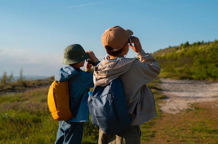 anak-anak berlibur di alam bebas